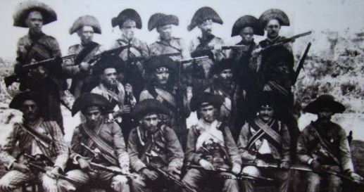 574-lampiao-novinho,-no-bando-do-cangaceiro-sinho-pereira,-em-foto-do-memorial-da-praca-da-resistencia,-em-mossoro---rn-dsc08244