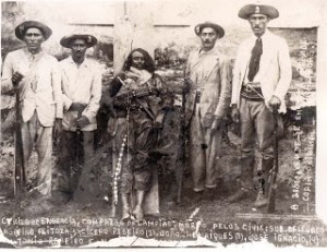 Ici, nous voyons un cangaceiro mort et les hommes qui l'ont battu au combat