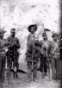 L'un des défenseurs de la ville de Canudos, capturé par des soldats de l'armée brésilienne