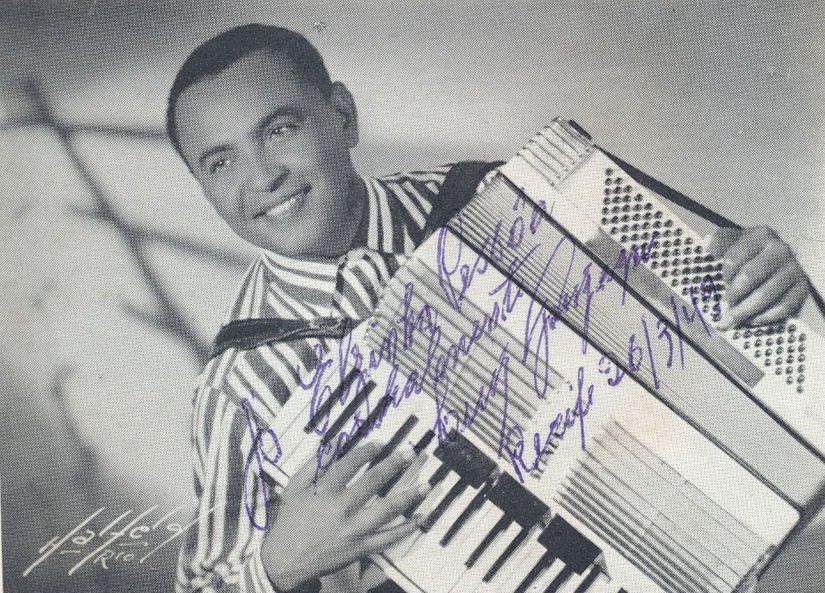 Fonte - http://jconlineblogs.ne10.uol.com.br/toques/2012/05/12/projetos-sobre-gonzagao-premiados-pela-funarte/luiz-gonzaga-teles60/