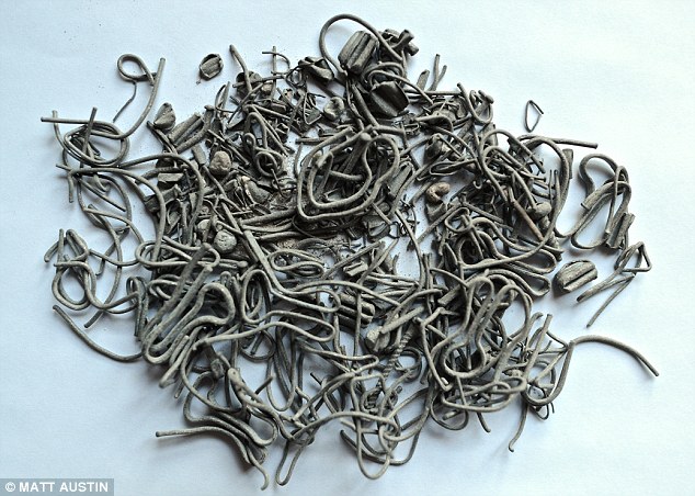 Choque: a família de Brown disse que sabia de havia estilhaços em sua perna, mas eles ficaram surpresos ao ver com quantos fragmentos o ex-soldado tinha vivido com por quase 70 anos