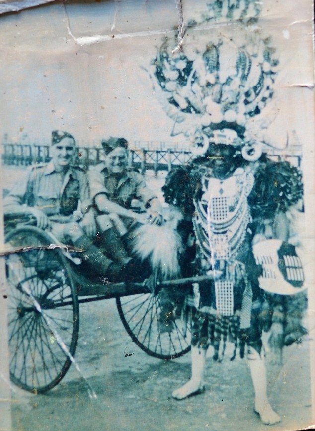 Ronald Brown (centro) é visto aqui na África do Sul, junto com um colega de farda e um e um tradicional guerreiro Zulu