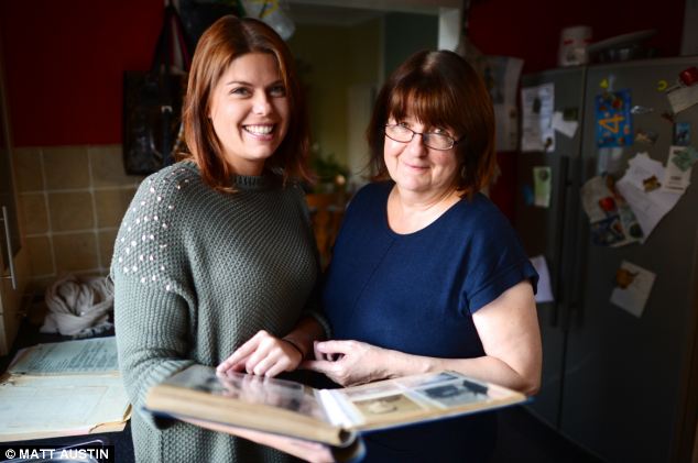Vemos a direita a Sra. Jane Madden e a esquerda Holly Madden, filha e neta de Brown, orgulhosas ao olhar para as fotografias do veterano durante a Segunda Guerra Mundial
