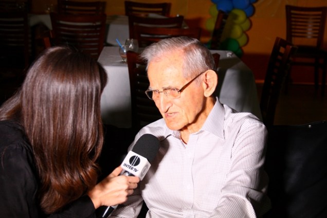 Emil Petr sendo entrevistado pela jornalista Margot Ferreira