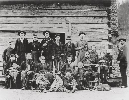 O clã Hatfield pronto para a guerra, até as crianças pegavam em armas