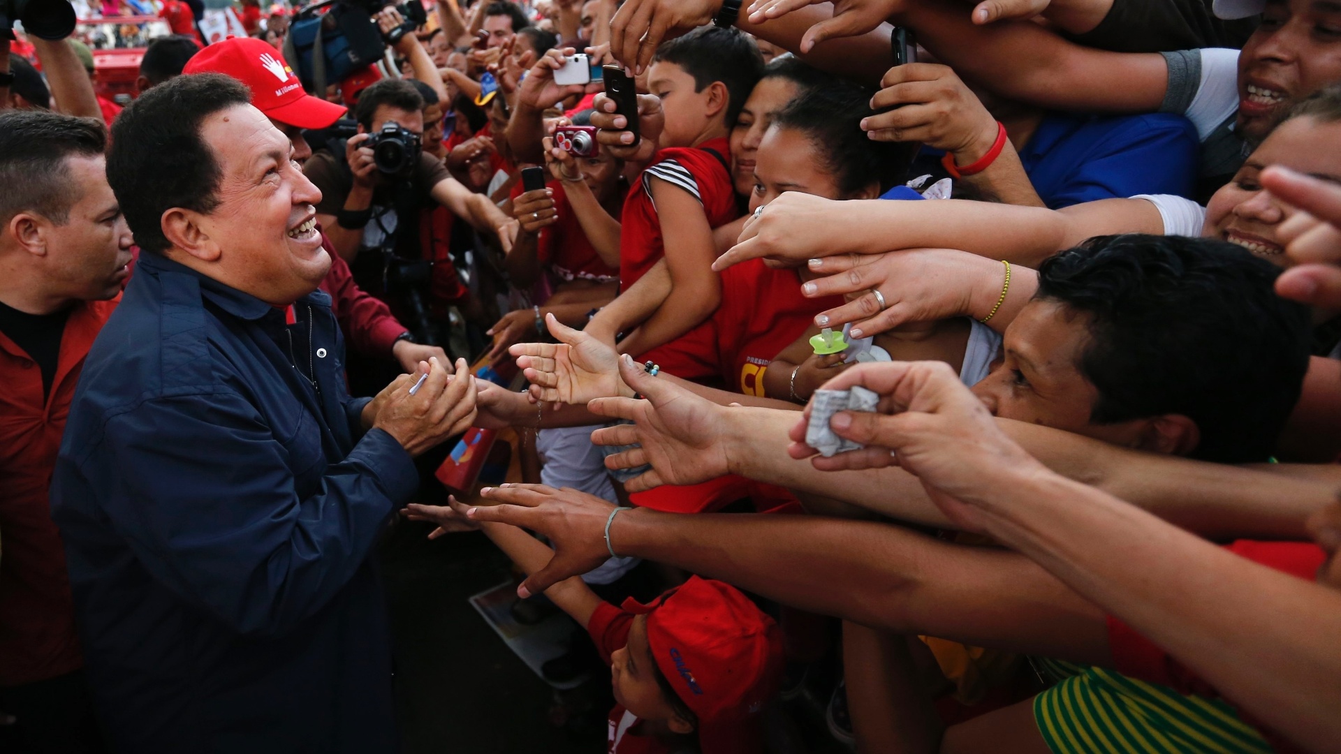 17set2012---presidente-venezuelano-e-candidato-a-reeleicao-hugo-chavez-cumprimenta-eleitores-durante-comicio-realizado-em-caracas-as-eleicoes-no-pais-estao-marcadas-para-7-de-outubro-1347931153507_1920x1080