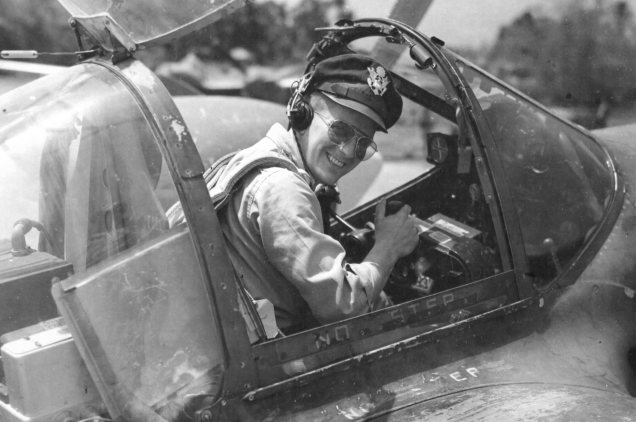 Com seus inconfundíveis óculos Ray-Ban vemos o 2º tenente Charles R. Lambert, do 9th Photographic Reconnaissance Squadron, no cockpite do seu bimotor Lockheed F-5, na Índia, em 1944. 