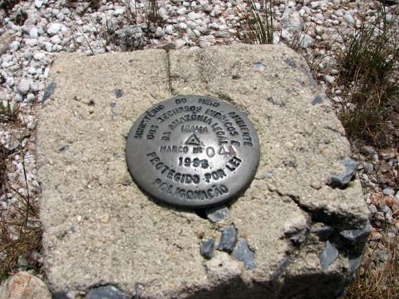Na foto um marco geodésico impkantado na década de 1930, localizado na Trilha do Travessão, na Serra do Cipó, em Minas Gerais. Apontando que que o marco do Morro do navio deve ter possuído uma destas peças informativas de bronze, que se encaixavam no orifício que agora está vazio. isso mostra que o vandalismo contra este marco histórico é bem antigo