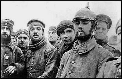 O que chama atenção nas fotos destes encontros é a ausência do armamento e a descontração