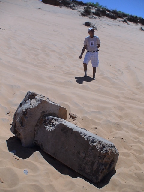 O marco totalmente desenterrado 