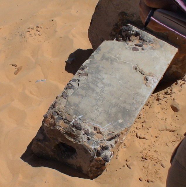 Algumas marcas estranhas no marco