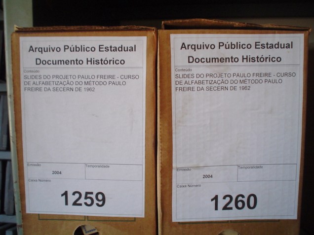 Caixas onde estão (?) guardados estes slides no arquivo.