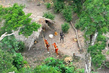 No Brasil ainda existem tribos não contatadas, como a que mostra na foto. O que devemos fazer com eles? Matá-los? levar nossa fé? Nossos valores? Ou deixá-los em paz?