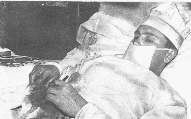 Leonid Rogozov atuando em seu próprio corpo.