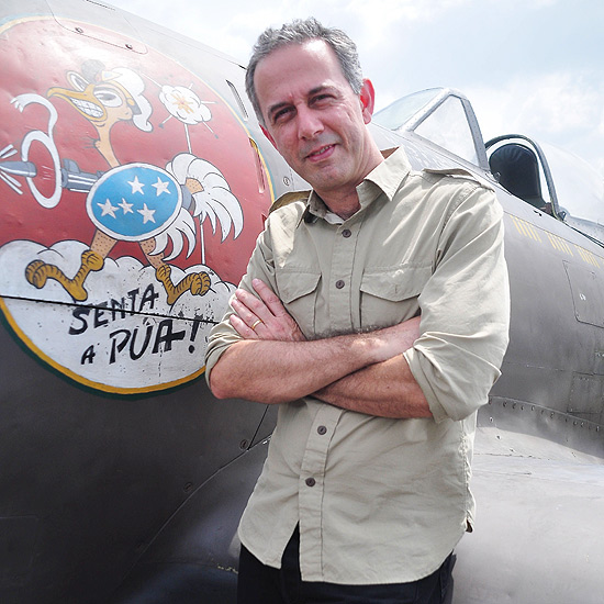 João ao lado de um caça P-47 da FAB que atuou na Itália