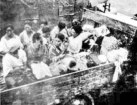 Mulheres levadas na carroceria de um caminhão para um bordel oficial.