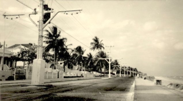 Praia do Pina e seus postes para os bondes elétricos.