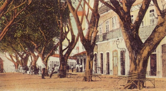 Início do século XX, uma praça chamada Santos Dumont, onde os bancos sob as árvores frondosas eram mais importantes que o espaço dos automóveis. Não posso garantir que seja a atual praça Santos Dumont na Rua Couto Magalhães com a Rua Santos Dumont, perto do Estadio do Arruda.