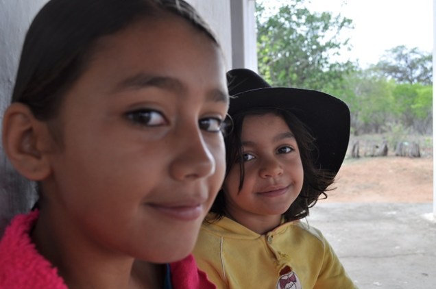 No final junto com as crianças do Pajeú