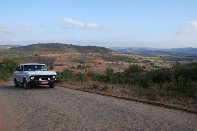 A região montanhosa de Santa Cruz da Baixa Verde, a partir da estrada que liga esta a cidade ao vizinho município de Manaíra,  já na Paraíba. 
