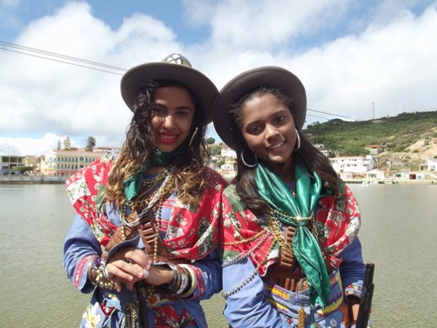 As cangaceiras do grupo folclórico de xaxado de Triunfo