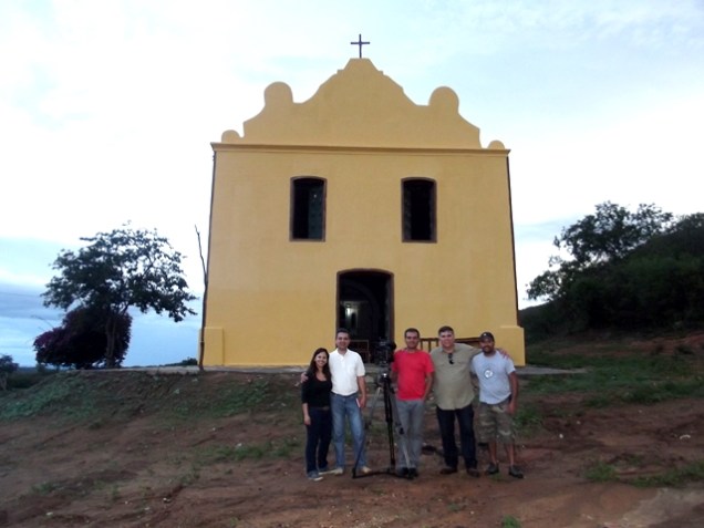 Diante da centenária capela da Fazenda Colônia, onde nasceu o cangaceiro Antônio Silvino. Da esq. para a dir. Carina Dourado, André Vasconcelos, Osvaldo Alves, o autor deste blog e Alexandre Souza