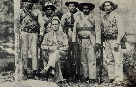 Sentado vemos Marcolino Diniz e seus comandados durante a Guerra de Princesa.