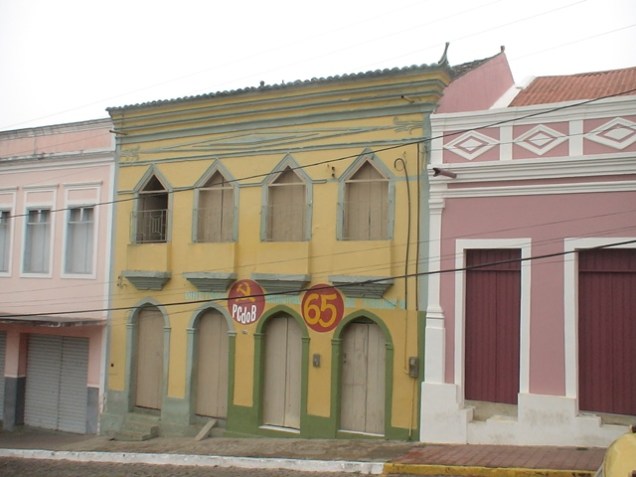 Me foi informado que esta antiga edificação amarela teria sido a casa comercial da família Campos em Triunfo, atacada por Sabino em 1926.