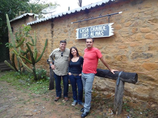 Esta é a Casa Grande das Almas, propriedade que está situada na área rural de Triunfo (PE), na divisa dos estados de Pernambuco com a Paraíba. Sobre este local podemos comentar que é que parte da casa está em Pernambuco, do outro lado é a Paraíba. Dizem que Lampião, era amigo dos proprietários e gostava de jogar cartas neste local. Afirma-se que quando perseguido na região abrigava-se nas Almas, daí,quando a polícia de pernambuco chegava ali, o rei do cangaço passava para o lado paraibano da casa , onde a policia pernambucana não podia atuar, e quando era perseguido pelos paraibanos, fazia o contrário