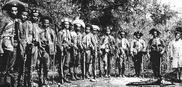 Lampião, o primeiro a esquerda, e seus cangaceiros