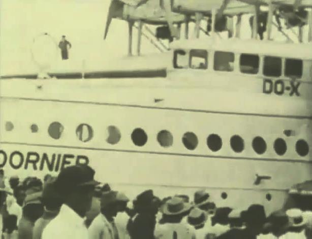 Natalenses apreciando a grande máquina as margens do Rio Potengi