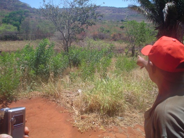 Entrevistado apontando onde a polícia estava. A casa da Tataíra está nas costas do fotógrafo - Foto - Rostand Medeiros