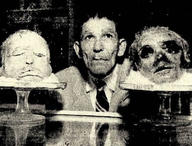 O antigo cangaceiro Labareda entre as cabeças de Corisco e Lampião