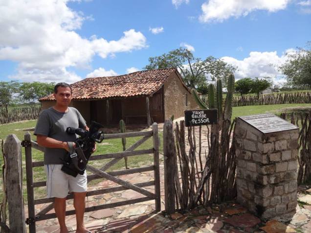 Osvaldo em frente a casa de Maria Bonita, que foi fielmente restaurada e hoje é local de visitação