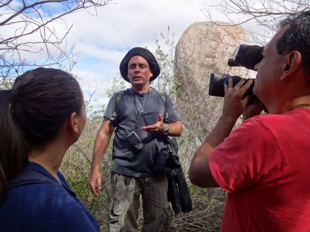 O amigo Alvaro Severo, que desenvolve um maravilhoso projeto de aproveitamento ecoturístico na região, com intensa participação do pessoal do local, comentado sobre a grande luta no alto da serra 