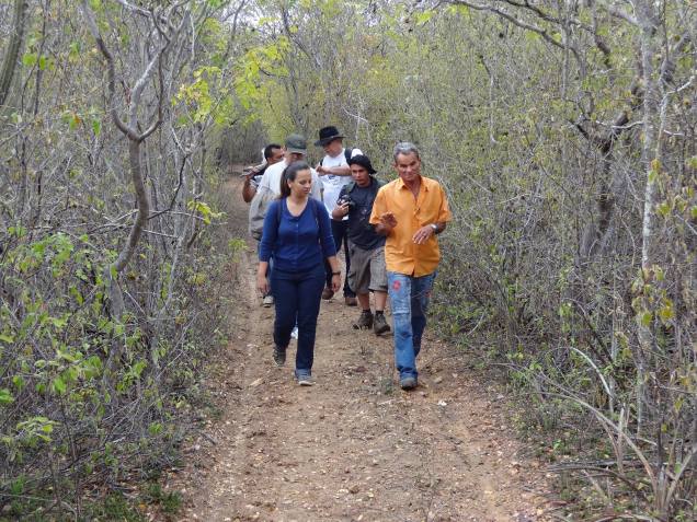 Pelos caminhos da Serra Grande, tendo a frente o Seu Luiz, sertanejo de grande coração, que conhece tudo da fauna e flora da caatinga.