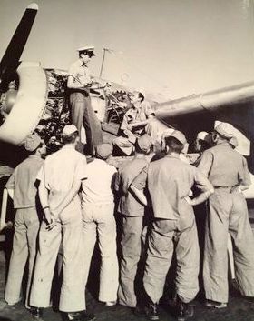 Natal, 1943, instrutor americano ensinando a mecânica de motores de um PV-1 Ventura, durante os famosos cursos do USBATU (United States Brazil Trainning Unit)