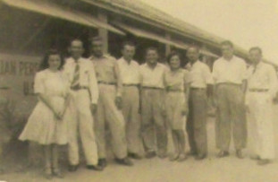 Estes são alguns brasileiros que trabalhavam na base. Da esquerda para direita temos a Sra. Olinda, Zacarias Souza, Geraldo Nascimento, Washington Ferreira, José Epiphanio, Nair Goes, Rodolfo Lima, Cunha e Rui Marinho