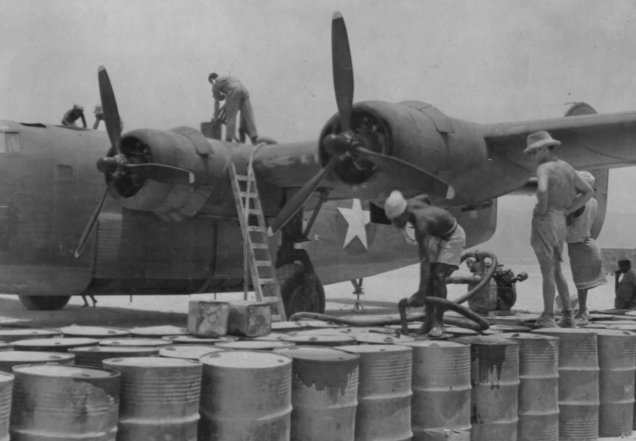 Abastecimento de um C-87. Só não entendi o que esta senhora, a direita, estava fazendo neste local. Talvez o acesso a base fosse mais aberto que imaginamos?