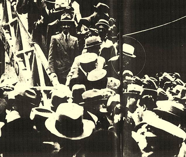 O ex-cangaceiro Antônio Silvino (marcado na foto), desembarcando do navio "Conte Grande" no porto do Rio de Janeiro e chamando muita atenção. 