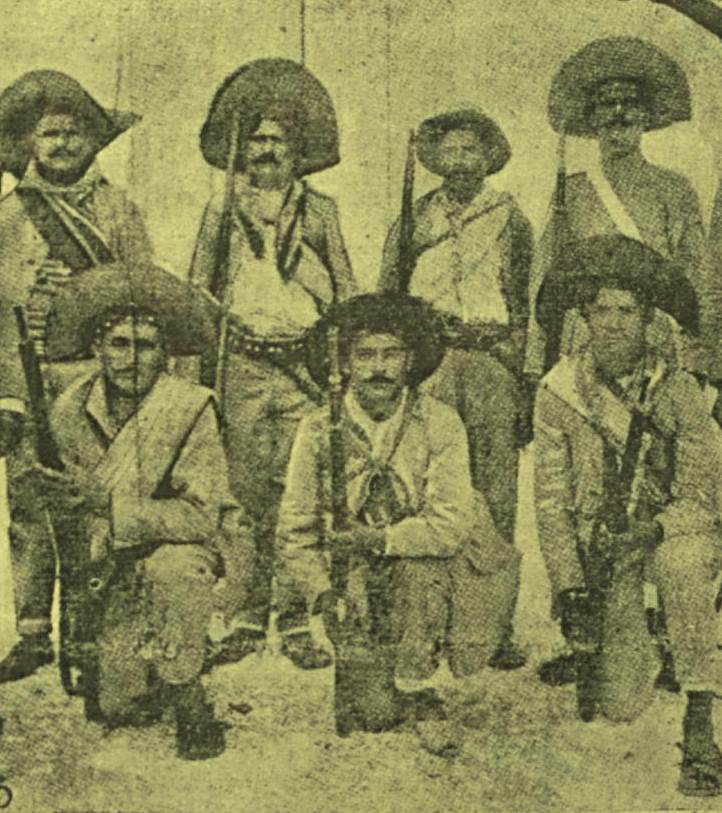 Nos antigos jornais e revista por mim pesquisados, esta foto consta como sendo a força policial que lutou e capturou Antonio Silvino, mas muitos pesquisadores apontam como sendo o próprio bando de Antonio Silvino.