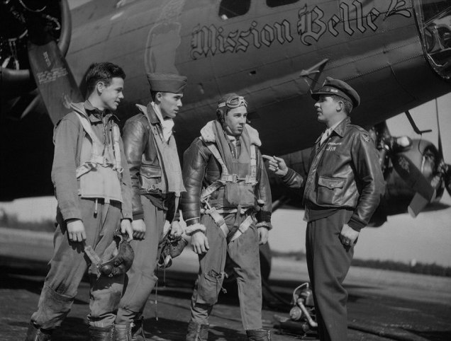 Tripulação de uma B-17 em seus trajes de voo, recebendo instruções. Muitos destes aviões passaram por Parnamirim Field.
