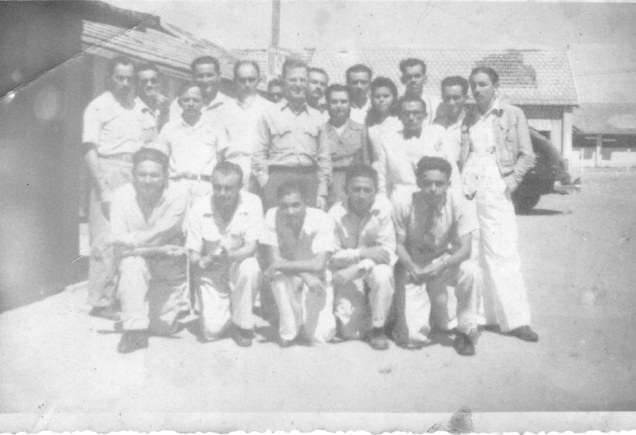Parnamirim Field em 1944, Othoniel é o primeiro, em pé, à esquerda. Trabalhava no Posto de Engenharia. 