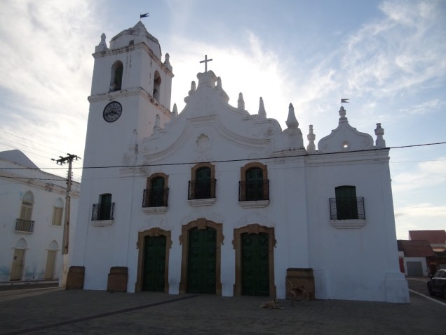 Primeira construção edificada na cidade de Icó, por volta de 1709. Época de grandes agitações e bravas lutas, entre as famílias, Montes e Feitosas, que com prestígios e bravura defendiam suas terras. Por ocasião de uma destas lutas, a filha do coronel Francisco Monte e Silva, foi assassinada. A esposa deste bravo pioneiro, sensibilizada por sepultar sua filha em pleno campo doou 1 légua de terra e mandou erigir uma capelinha para servir de túmulo a sua filha, sob invocação de Nossa Senhora do Ó. Também por essa época, o lugar antes chamado Icó dos Montes passou a ser conhecido como Arraial, depois Sítio Nossa Senhora do Ó. Hoje a capelinha que serviu de túmulo para os dominantes daquela época, é a Igreja Matriz de Nossa Senhora da Expectação. Duas grandes reformas sofreu a capela para se tornar a então matriz de hoje, uma em 1785 e outra em 1911. No ano de 2000 a Igreja Matriz foi restaurada pelo Instituto do Patrimônio Histórico e Artístico Nacional – IPHAN, e devolvida à comunidade local em 15 de abril e 2000. A sua padroeira é Nossa Senhora da Expectação. Faz parte do Patrimônio Histórico Nacional. Fonte:http://cdlico.com - Fonte da foto - aldecyalves.blogspot.com.br/2012/01/igrejas-do-ceara-vii-patrimonio.html