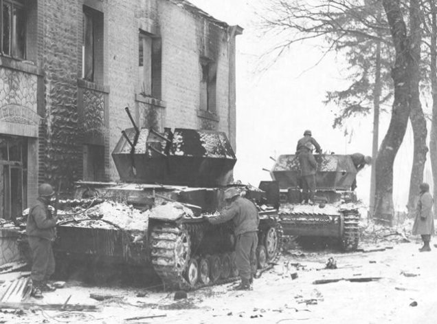 Blindados anti aéreos alemães destruídos pelos americanos.