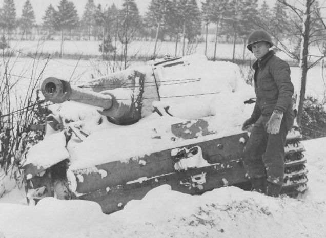 Blindado alemão destruído.