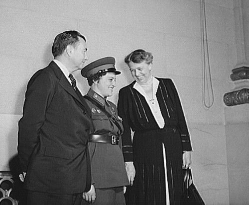 Lyudmila com a Primeira Dama dos Estados Unidos, a Sra. Eleanor Roosevelt