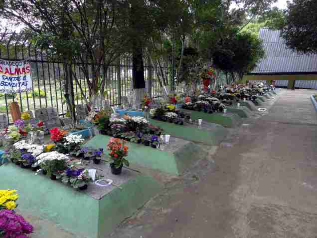 Placas e Cartazes com Agradecimentos pelas Graças Alcançadas junto aos Túmulos das "Treze Almas" no Cemitério São Pedro - Fonte - http://www.alemdaimaginacao.com/