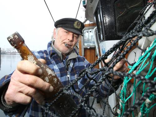 Descoberta. Pescador alemão Konrad Fischer descobriu a mensagem na garrafa em março, nas águas do Mar Báltico. O documento, que passou 101 anos no mar, é a mensagem na garrafa mais antiga já encontrada, segundo o Museu Marítimo de Hamburgo UWE PAESLER / AFP Leia mais sobre esse assunto em http://oglobo.globo.com/mundo/mensagem-na-garrafa-encontrada-apos-101-anos-na-alemanha-12137262#ixzz2yQIn0eYs  © 1996 - 2014. Todos direitos reservados a Infoglobo Comunicação e Participações S.A. Este material não pode ser publicado, transmitido por broadcast, reescrito ou redistribuído sem autorização. 