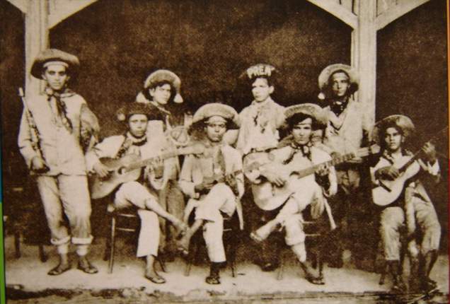 Em 1922 os Turunas Pernambucanos desembarcavam no Rio de Janeiro. Entre eles, Jararaca (o terceiro senatado à direita) e Ratinho (de pé, à esquerda, com o clarinete). pela foto podemos ver que o carioca conheceu a roupa e o imaginário dos cangaceiros ainda no início da década de 1920  - Fonte - http://mpbantiga.blogspot.com.br/